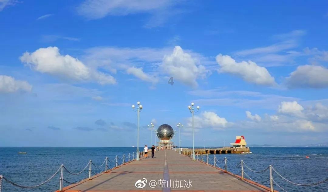 暖心小伙为街头执勤女警送上热奶茶,女警反应也很暖心!